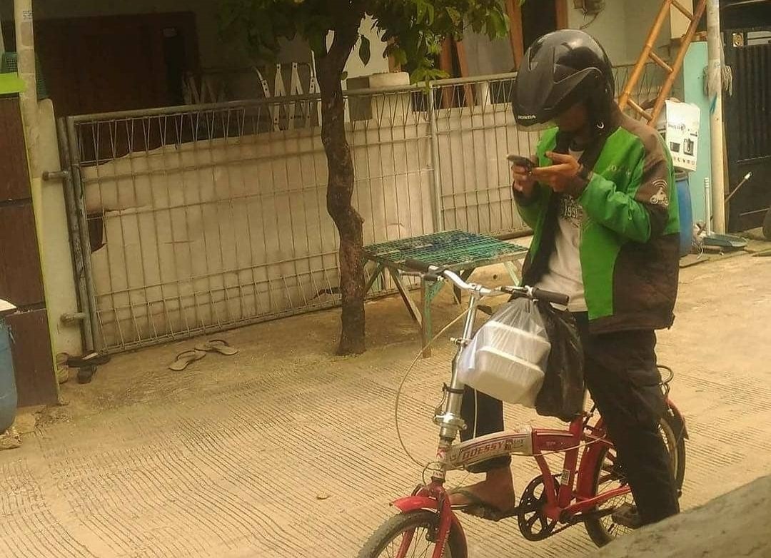 Antar Orderan Pakai Sepeda, Cerita Abang Ojol Satu Ini Berhasil Bikin Mewek Warganet