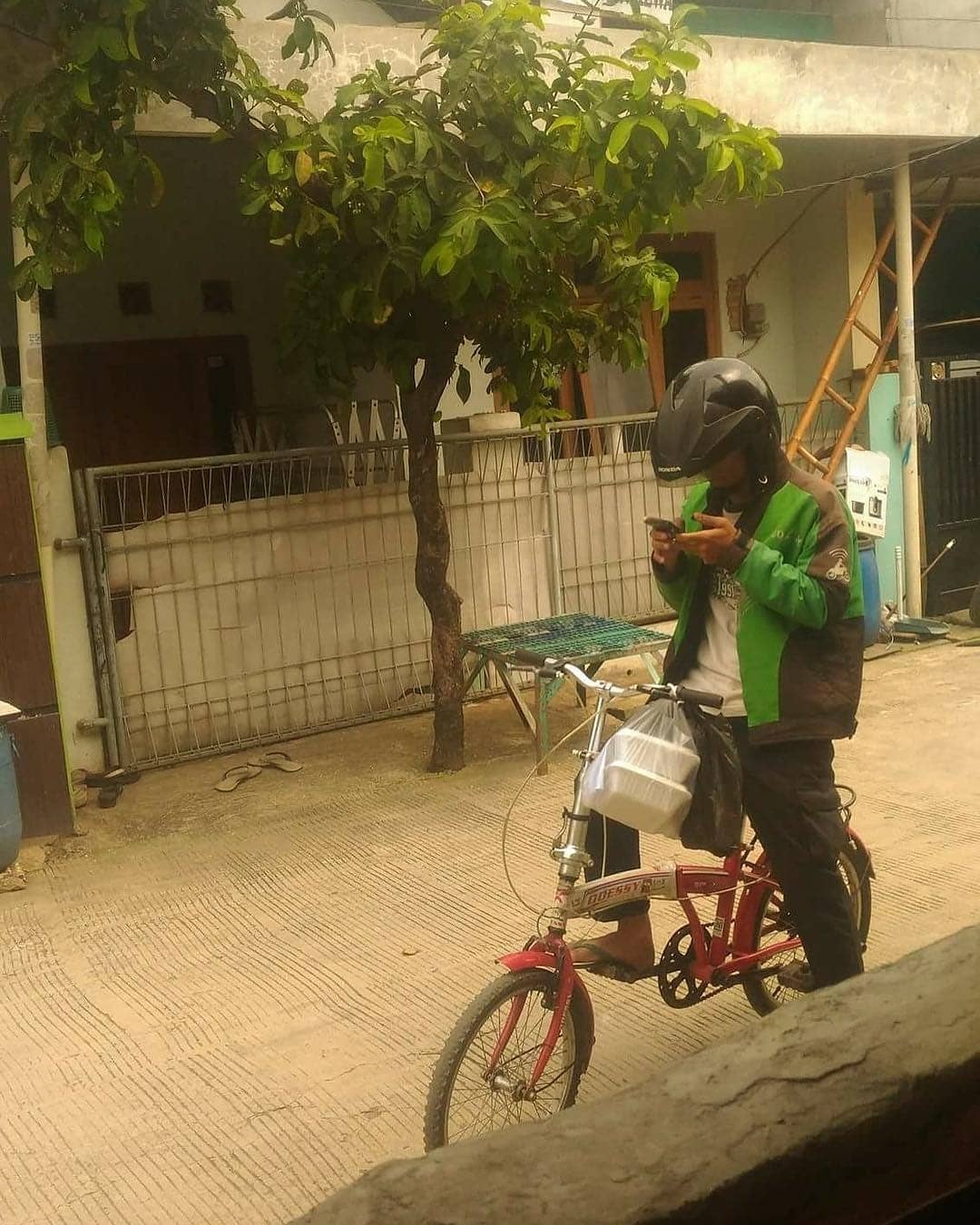 Antar Orderan Pakai Sepeda, Cerita Abang Ojol Satu Ini Berhasil Bikin Mewek Warganet