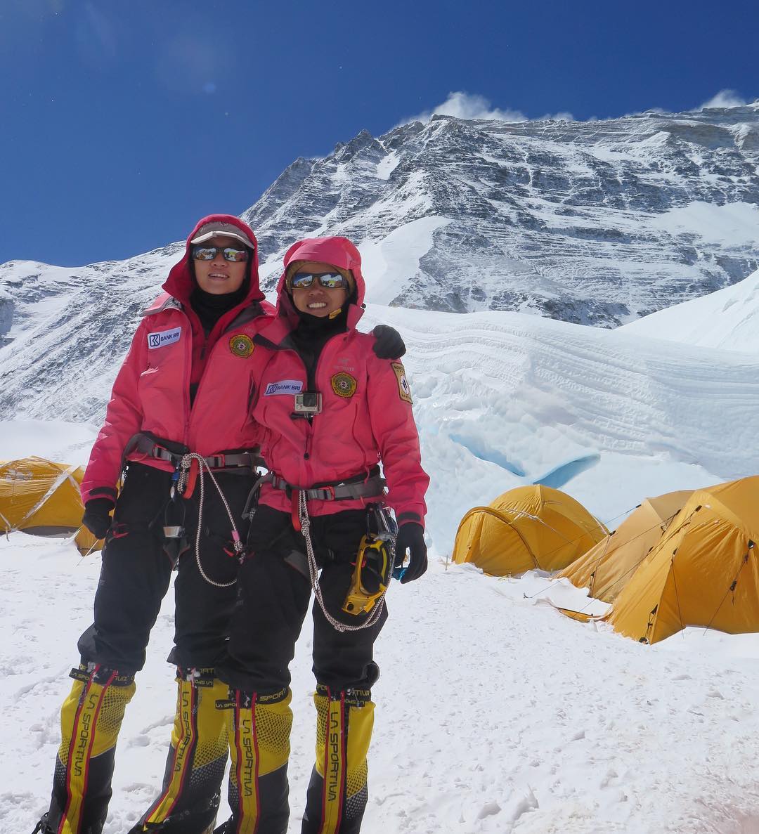 Dua Srikandi Indonesia Baru Saja Menjejakkan Kaki di Puncak Everest. Indonesia Patut Berbangga!