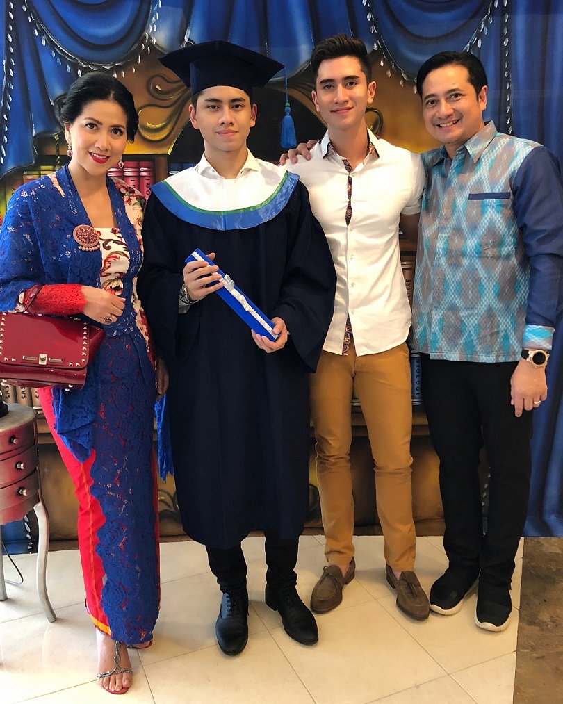 Salut! Meski Sudah Bercerai, 9 Mantan Pasangan Artis ini Tetap Hadir Bersama di Acara Wisuda sang Anak