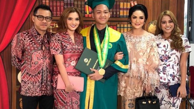 Salut! Meski Sudah Bercerai, 9 Mantan Pasangan Artis ini Tetap Hadir Bersama di Acara Wisuda sang Anak