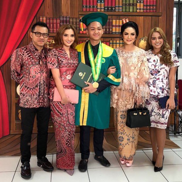 Salut! Meski Sudah Bercerai, 9 Mantan Pasangan Artis ini Tetap Hadir Bersama di Acara Wisuda sang Anak