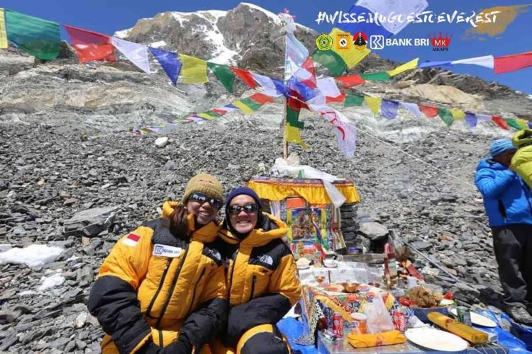 Dua Srikandi Indonesia Baru Saja Menjejakkan Kaki di Puncak Everest. Indonesia Patut Berbangga!