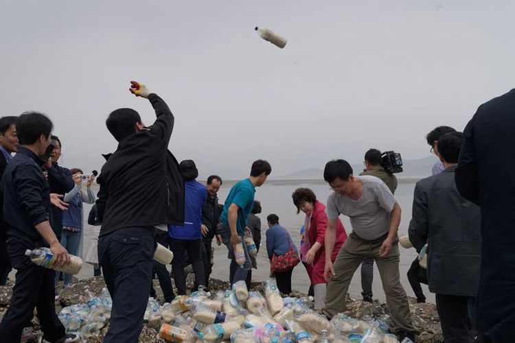 Bukan Kode Rahasia atau Alat Canggih, Begini Cara Kirim Pesan ke Korea Utara. Pakai Botol Plastik!