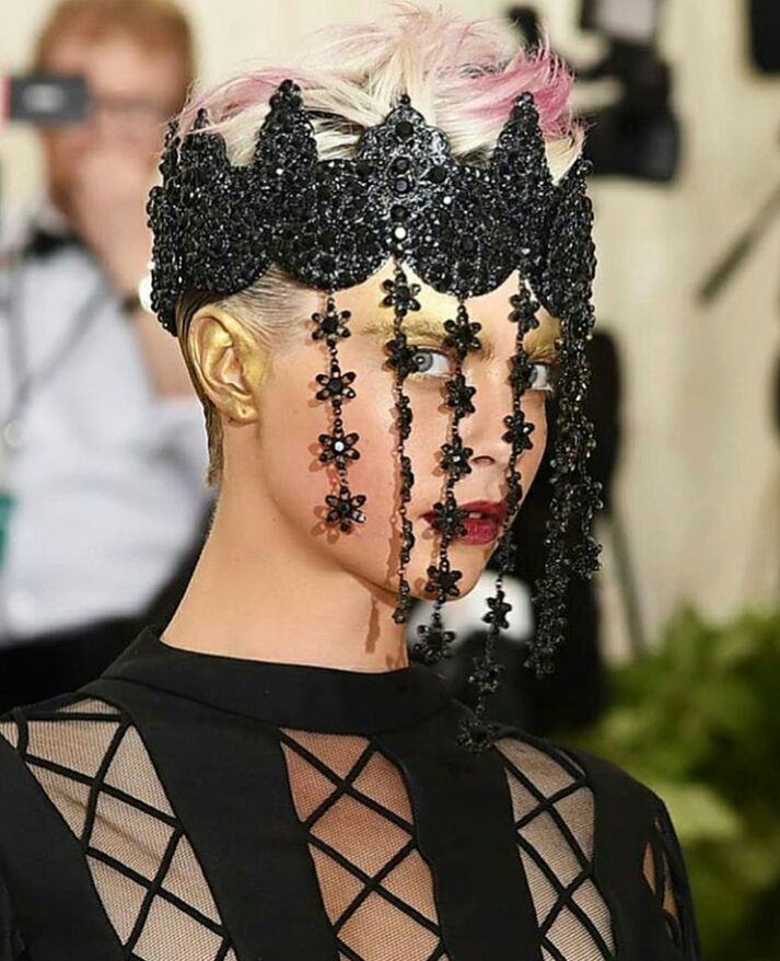 10 Hiasan Rambut Terfenomenal di Ajang Bergengsi Met Gala 2018. Yang Mana Nih, Favoritmu?