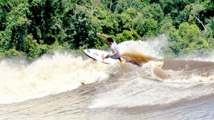 Mengenal Ombak Hantu Sungai Kampar, Lokasi Surfing Terbaik di Indonesia