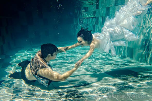 10+ Inspirasi Foto Pre-Wedding Cantik nan Artistik di Bawah Air. Susah, Tapi Hasilnya Bikin Puas