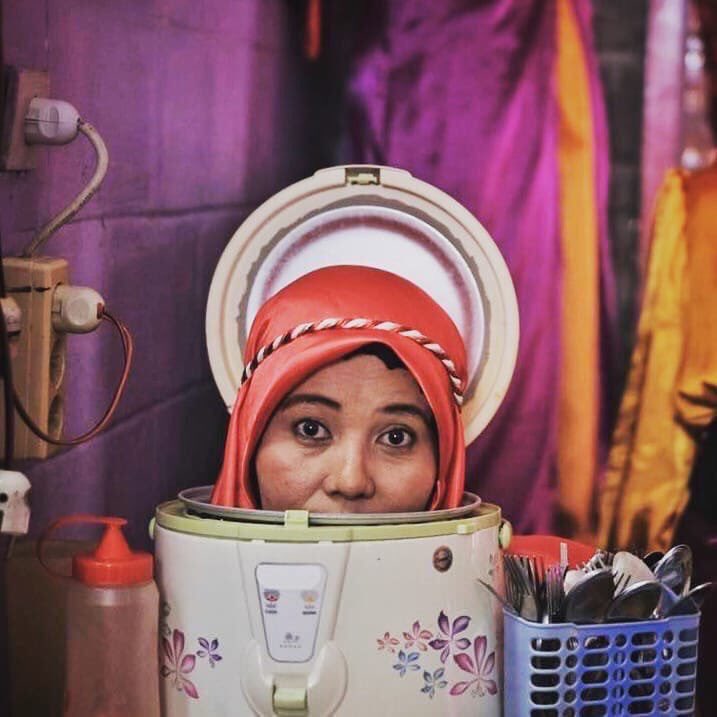 Akhirnya Terungkap Cara Ibu Kasidah ini Memasukkan Kepalanya dalam Rice Cooker. Kelewat Kreatif!