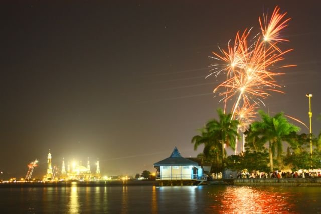 Kembang api malam takbiran.