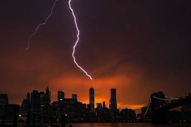 12 Pemandangan Spektakuler Ketika Pencakar Langit Tersambar Petir. Indah tapi Menyeramkan