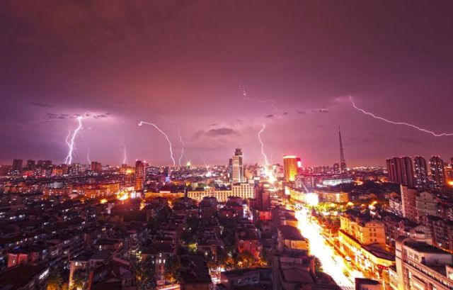 12 Pemandangan Spektakuler Ketika Pencakar Langit Tersambar Petir. Indah tapi Menyeramkan