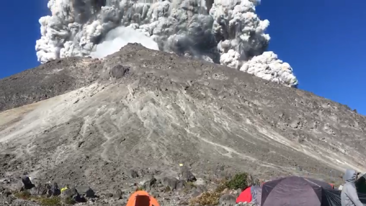 Ngerinya Jadi Pendaki Ini, Bikin Video Saat Berada Tak Jauh dari Letusan Merapi Tadi Pagi!