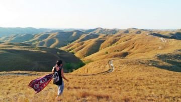 Menikmati Senja di Bukit Wairinding, Surga yang Tertinggal di Tanah Sumba yang Bikin Merinding!