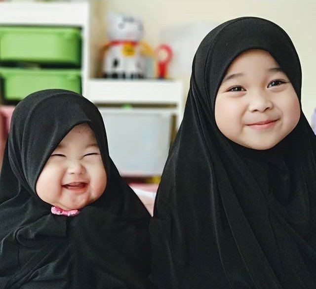 Gemasnya 11+ Anak Artis ini Saat Dipakaikan Kerudung. Sudah Siap-Siap ke Mesjid Nih Sepertinya