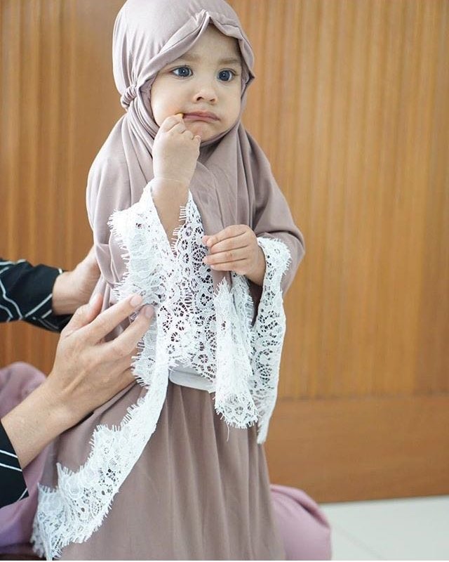 Gemasnya 11+ Anak Artis ini Saat Dipakaikan Kerudung. Sudah Siap-Siap ke Mesjid Nih Sepertinya