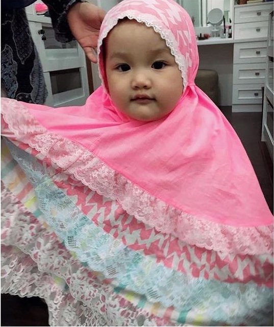 Gemasnya 11+ Anak Artis ini Saat Dipakaikan Kerudung. Sudah Siap-Siap ke Mesjid Nih Sepertinya