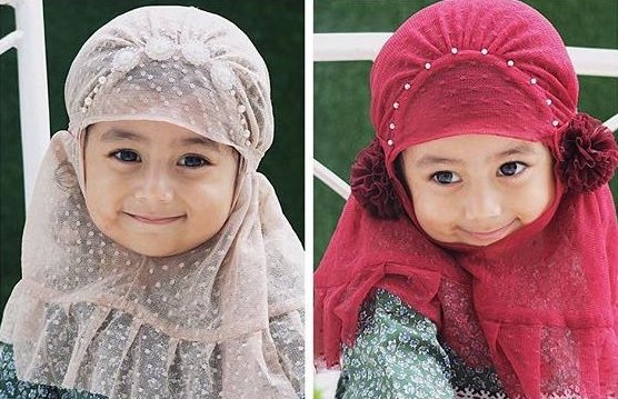 Gemasnya 11+ Anak Artis ini Saat Dipakaikan Kerudung. Sudah Siap-Siap ke Mesjid Nih Sepertinya