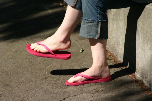 12+ Pilihan Alas Kaki Non Heels Teruntuk Ibu Hamil. Nyaman Pasti, Pinggang Pun Nggak Tambah Nyeri