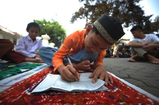 Berburu isi ceramah dan tanda tangan ustaz