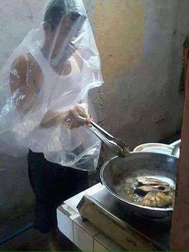 Kocak Abis, 11+ Foto Cowok Memasak ini Memang Bikin Greget. Takut Banget Kena Minyak Panas, Bang?