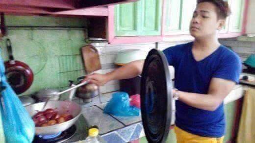 Kocak Abis, 11+ Foto Cowok Memasak ini Memang Bikin Greget. Takut Banget Kena Minyak Panas, Bang?