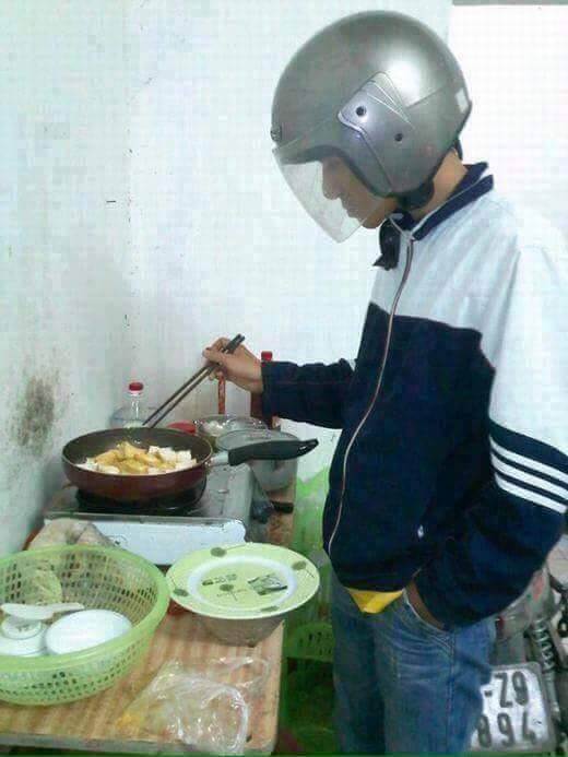 Kocak Abis, 11+ Foto Cowok Memasak ini Memang Bikin Greget. Takut Banget Kena Minyak Panas, Bang?