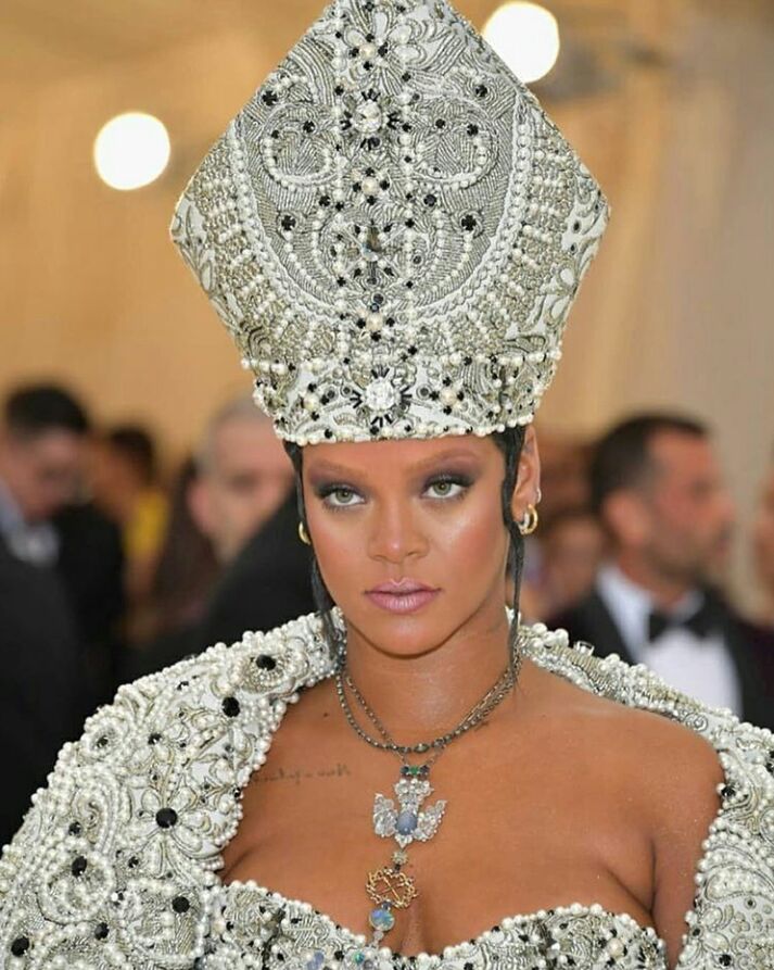 10 Hiasan Rambut Terfenomenal di Ajang Bergengsi Met Gala 2018. Yang Mana Nih, Favoritmu?