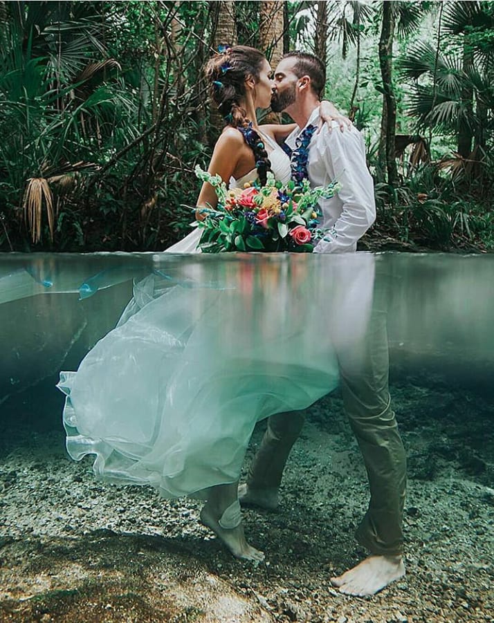 10+ Inspirasi Foto Pre-Wedding Cantik nan Artistik di Bawah Air. Susah, Tapi Hasilnya Bikin Puas