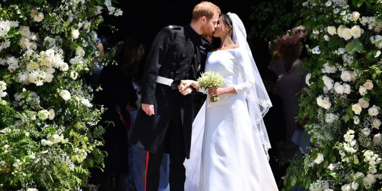 6 Fakta Menarik Seputar Fesyen dan Gaya Memukau Meghan Markle di Hari Pernikahannya yang Penuh Haru