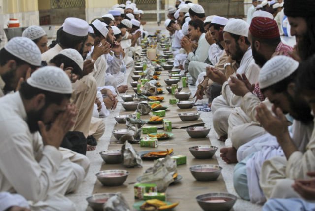 Menebak Kepribadian Seseorang dari Caranya Berbuka Puasa. Coba Cek, Kamu Masuk Golongan yang Mana?