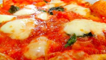 Homemade Pizza Margherita Berbalut Mozarella yang Lezat Sebagai Resep Andalan!