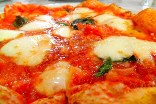 Homemade Pizza Margherita Berbalut Mozarella yang Lezat Sebagai Resep Andalan!