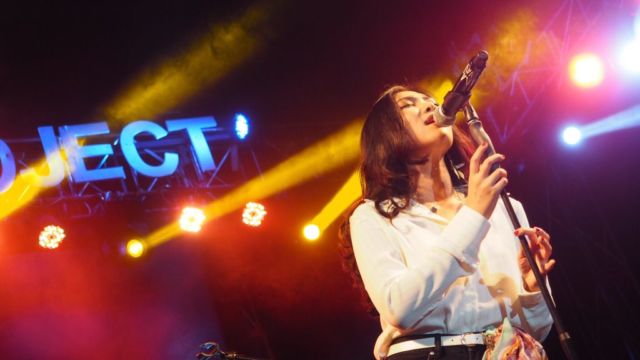 musik meramaikan acara