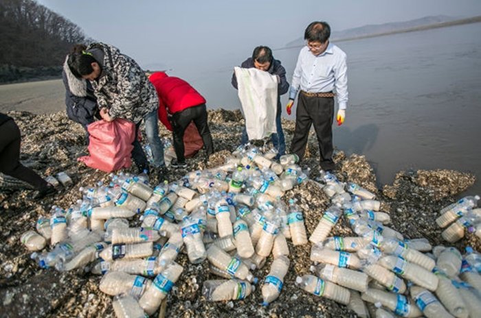 Bukan Kode Rahasia atau Alat Canggih, Begini Cara Kirim Pesan ke Korea Utara. Pakai Botol Plastik!