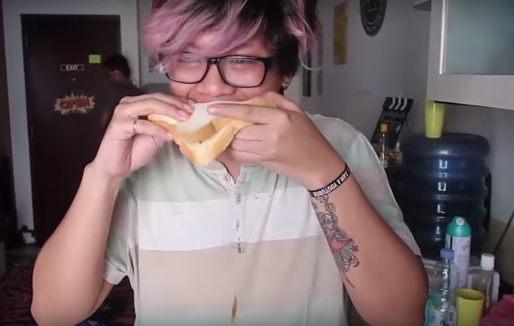 Dapatkan 400k Subscriber, Youtuber ini Makan Rambut Kemaluannya. Kebanyakan Micin Atau Gimana sih?