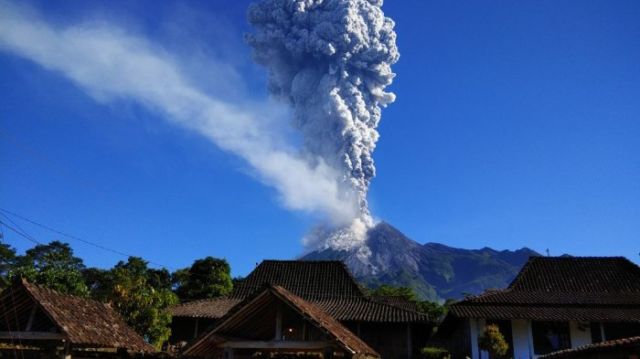 Merapi Erupsi Luapkan Abu, Ini Fakta-Fakta Letusan Freatik yang Wajib Kamu Tahu. Tidak Perlu Panik!