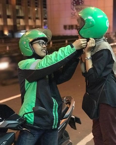 6 Suka Duka Punya Pacar Driver Ojol. Bikin Bangga tapi Kadang Bikin Was-Was Juga