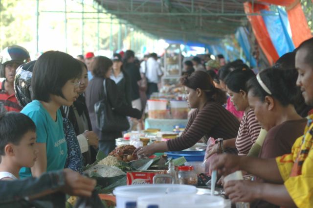 Suasana pasar Ramadan.