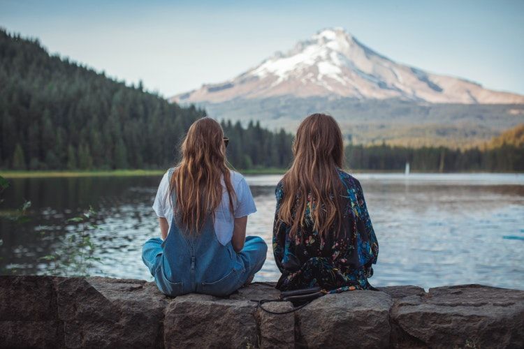 8 Momen Sosok Saudara Perempuan Jadi Orang Pertama, Meskipun Cowokmu Selalu Berusaha Ada