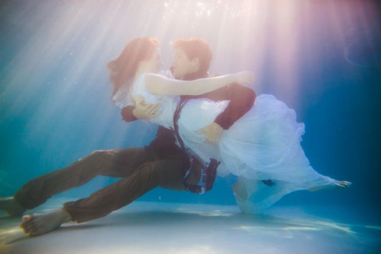 10+ Inspirasi Foto Pre-Wedding Cantik nan Artistik di Bawah Air. Susah, Tapi Hasilnya Bikin Puas