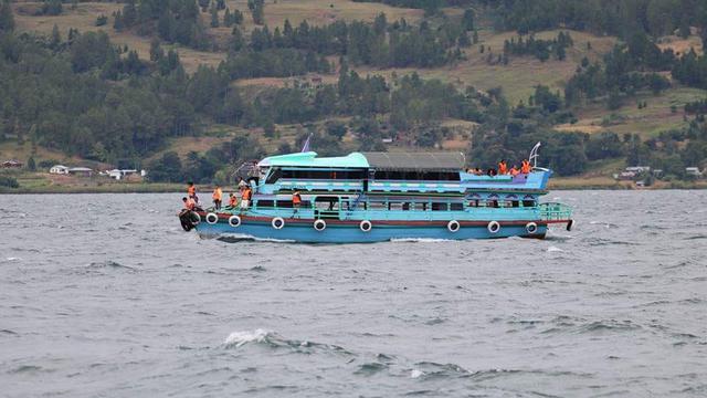 KM Sinar Bangun Tenggelam di Danau Toba, 192 Korban Hilang. Padahal Kapasitasnya 43 Penumpang!