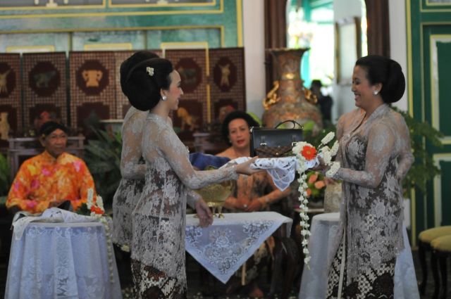 Suasana Haru dalam Upacara Langkahan, Ketika Sang Adik Meminta Restu untuk Menikah Duluan