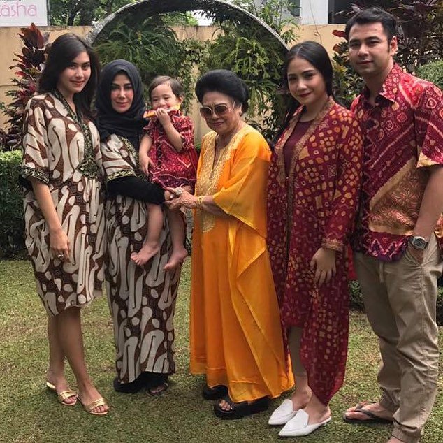 12 Baju Lebaran Keluarga Selebritas Ini Bisa Disontek Modelnya. Makin Kompak Pas Foto Bersama