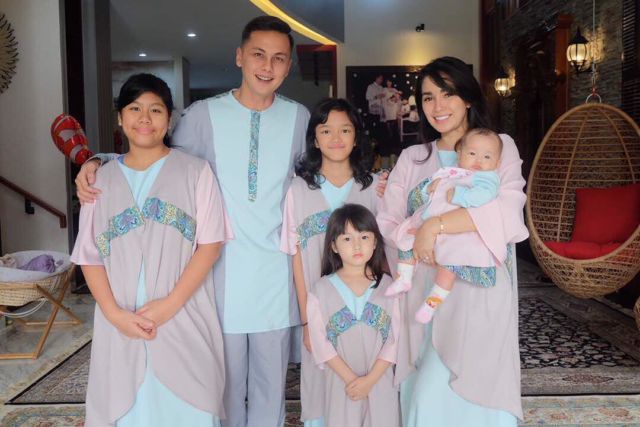 12 Baju Lebaran Keluarga Selebritas Ini Bisa Disontek Modelnya. Makin Kompak Pas Foto Bersama