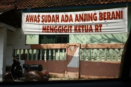 Saking Kreatifnya, 14 Spanduk Peringatan ini Pasti Bikin Kamu Otomatis Taat Aturan. Masih Mau Bandel?