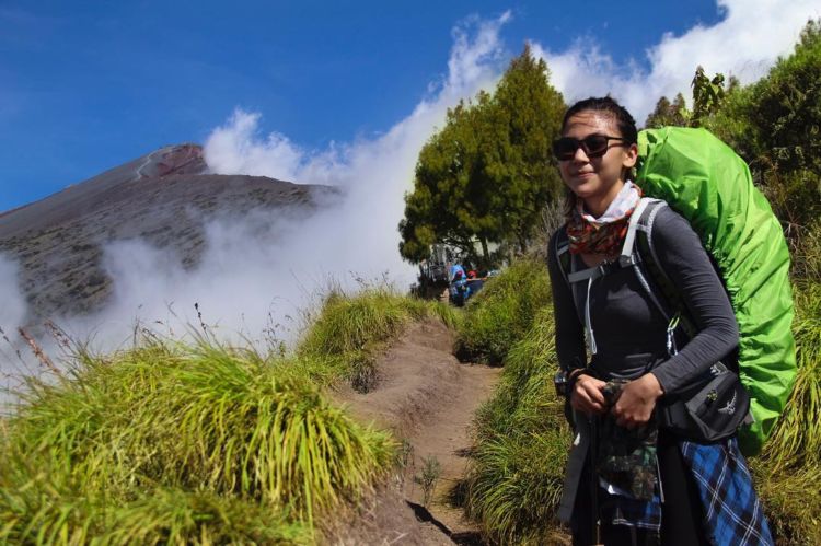 Adinda Thomas, Pendaki Cantik yang Hobi Mendaki Gunung. Yuk Kepoin Fotonya yang Kece Abis!