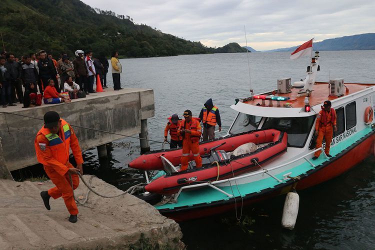 KM Sinar Bangun Tenggelam di Danau Toba, 192 Korban Hilang. Padahal Kapasitasnya 43 Penumpang!