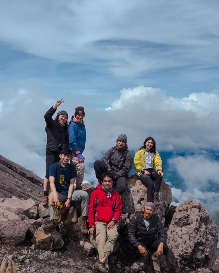 Adinda Thomas, Pendaki Cantik yang Hobi Mendaki Gunung. Yuk Kepoin Fotonya yang Kece Abis!