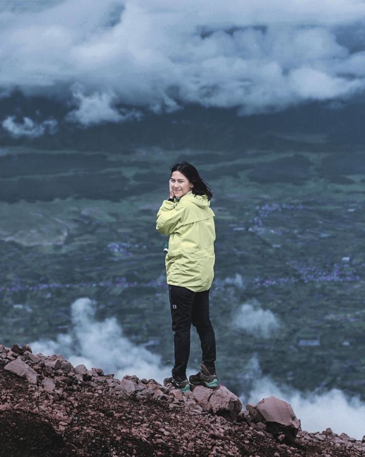 Adinda Thomas, Pendaki Cantik yang Hobi Mendaki Gunung. Yuk Kepoin Fotonya yang Kece Abis!