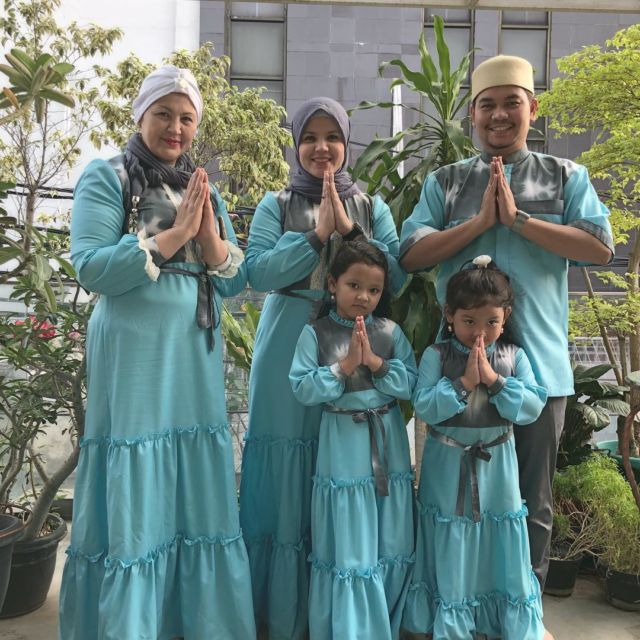 20 Parade Seragam Lebaran dari Famili Orang Terkenal. Kompaknya Itu Lho, Bikin Betah Lihatnya